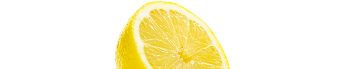 En halv citron på vit bakgrund
